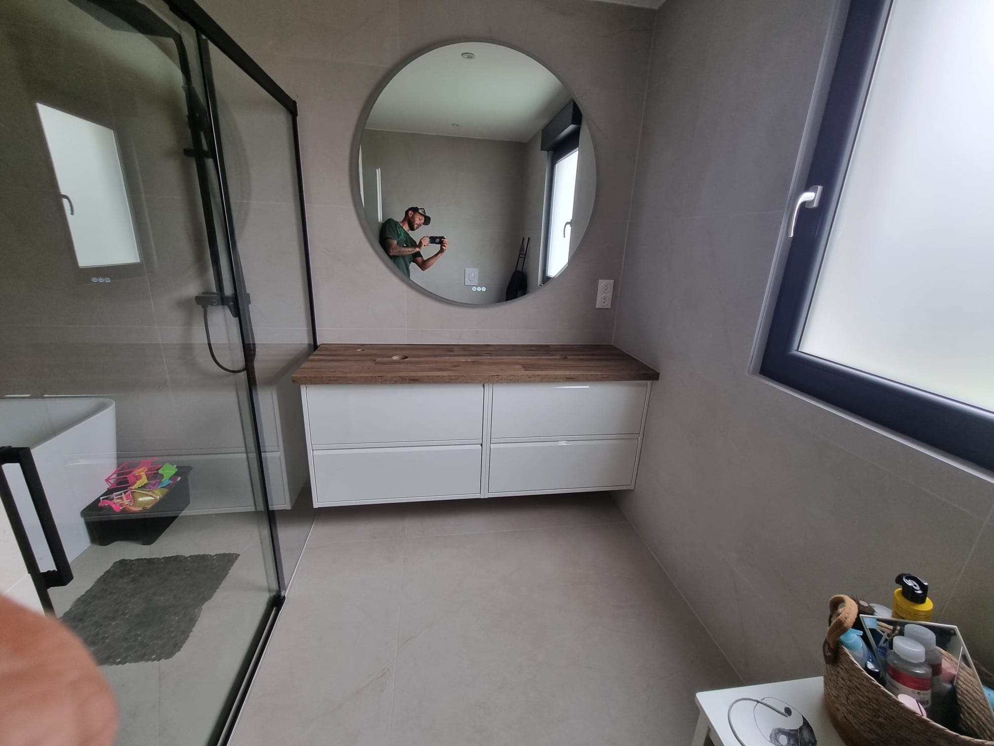 Meuble vasque suspendu, plan bois et miroir rond