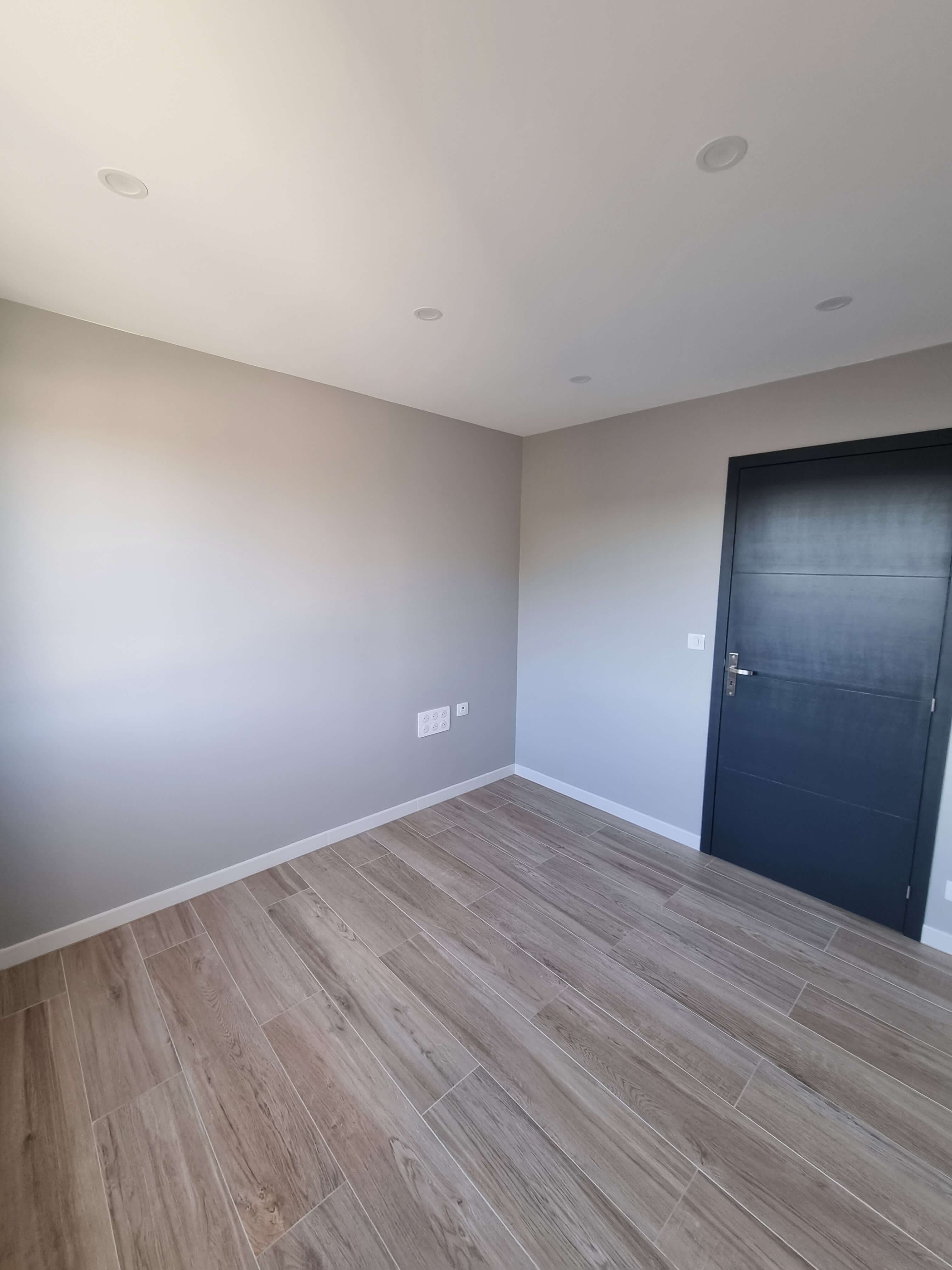 La seconde chambre, murs repris et sol effet bois posé jusqu'aux plinthes.