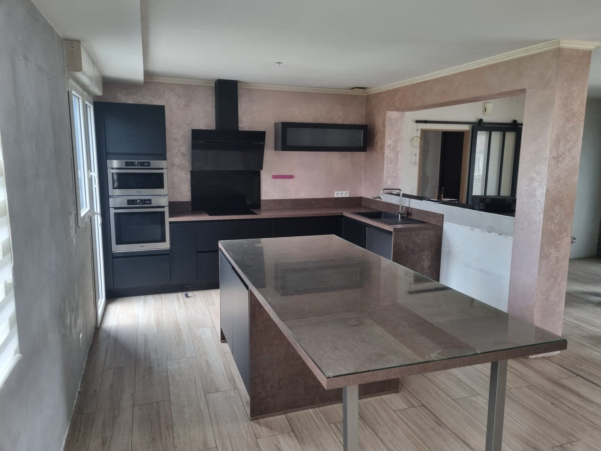 La cuisine trouvée en place, murs en enduit décoratif et corniches.