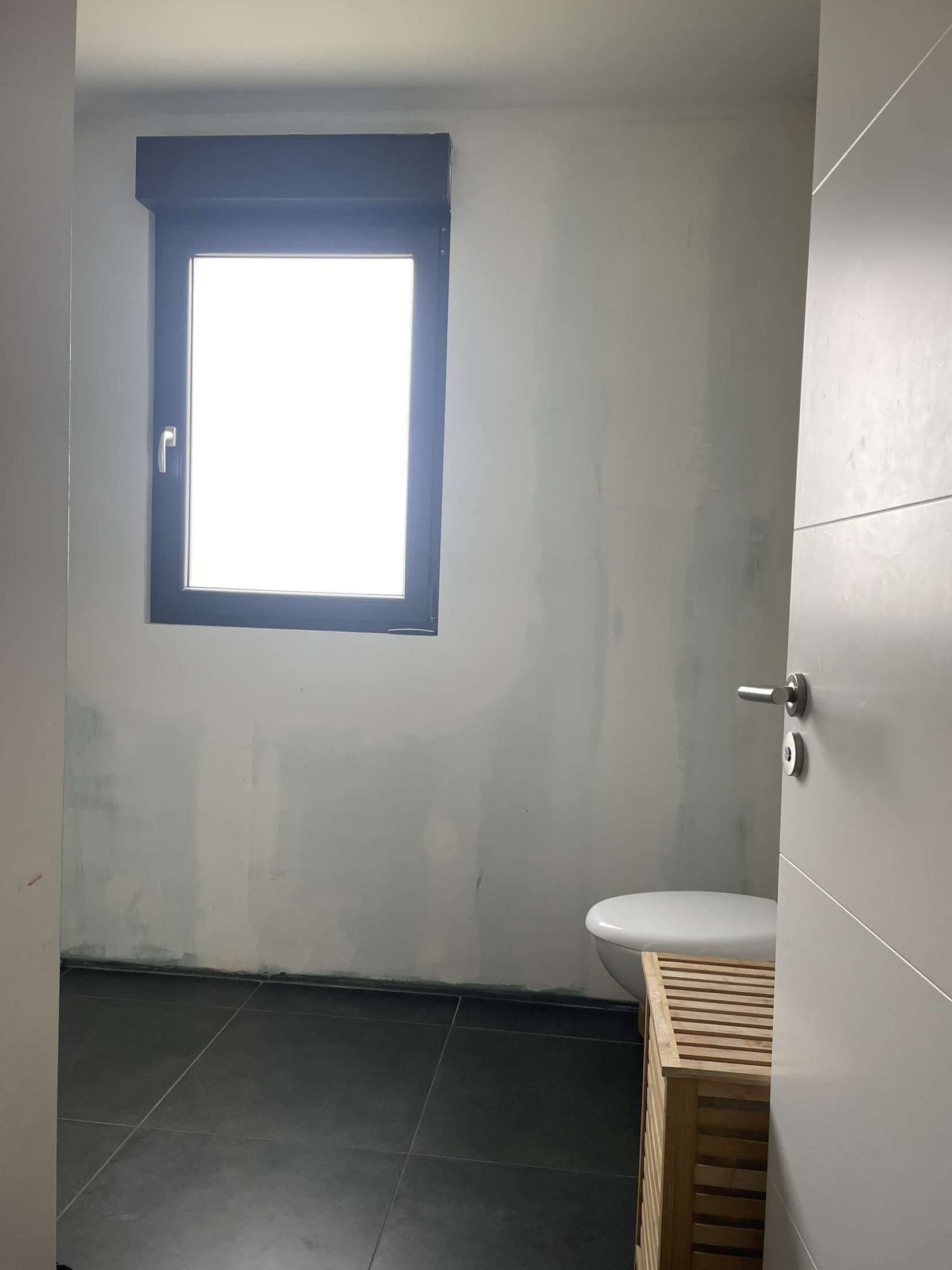 Le coin WC et la fenêtre, avant reprise des murs et du sol.