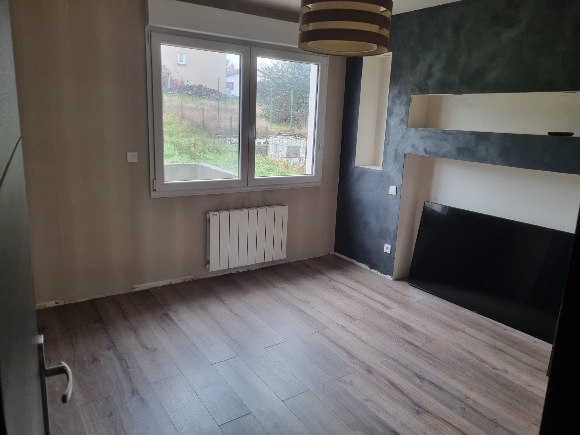 Une chambre avant reprise : murs en enduit décoratif et anciens revêtements.