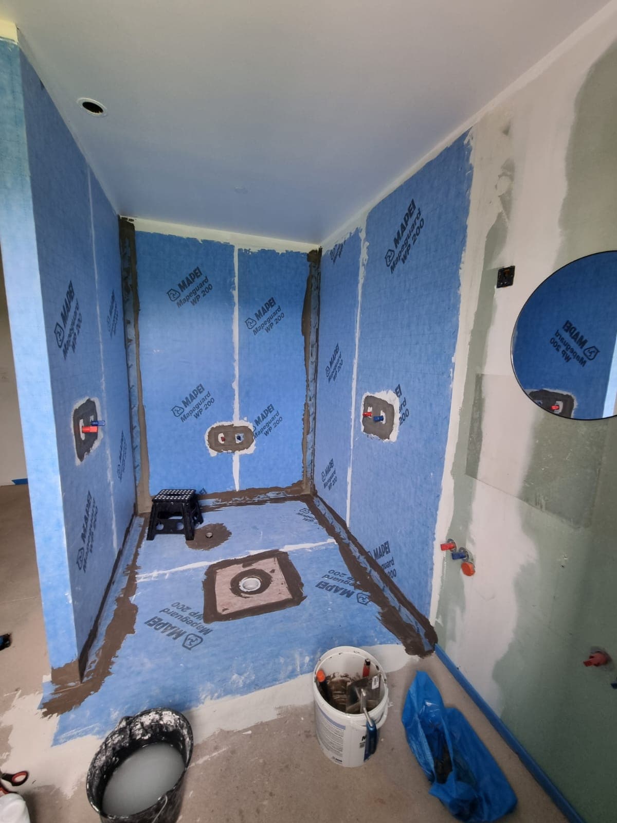 L'étanchéité posée sur toute la zone humide, avant carrelage