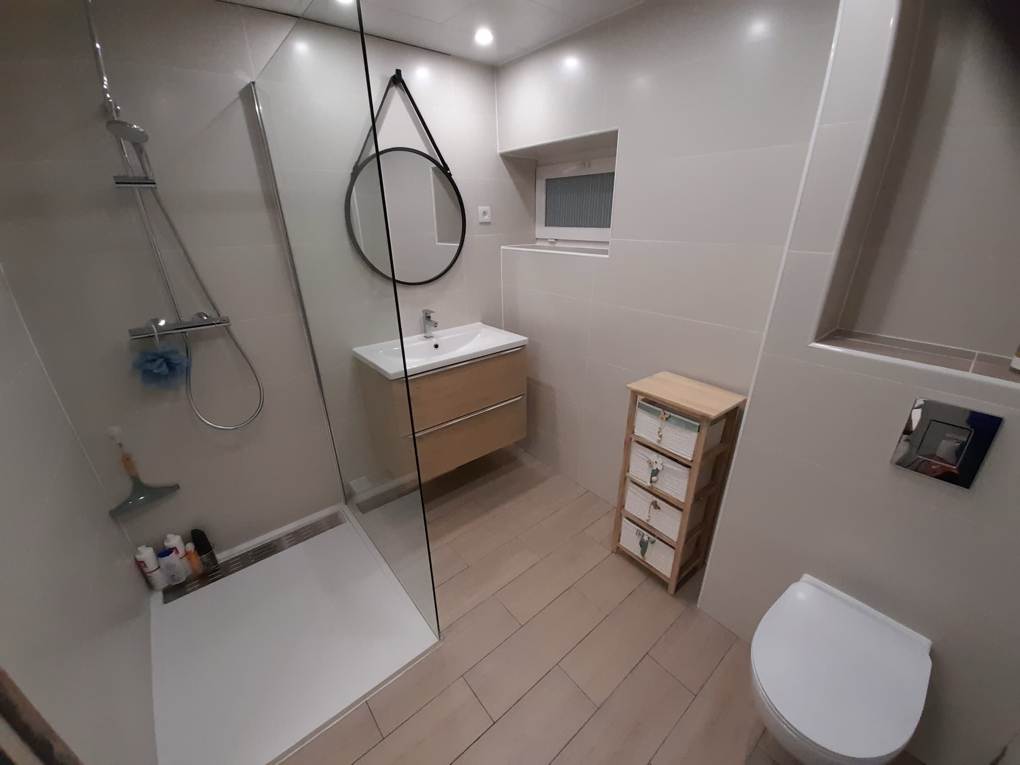 Salle d'eau avec douche à l'italienne