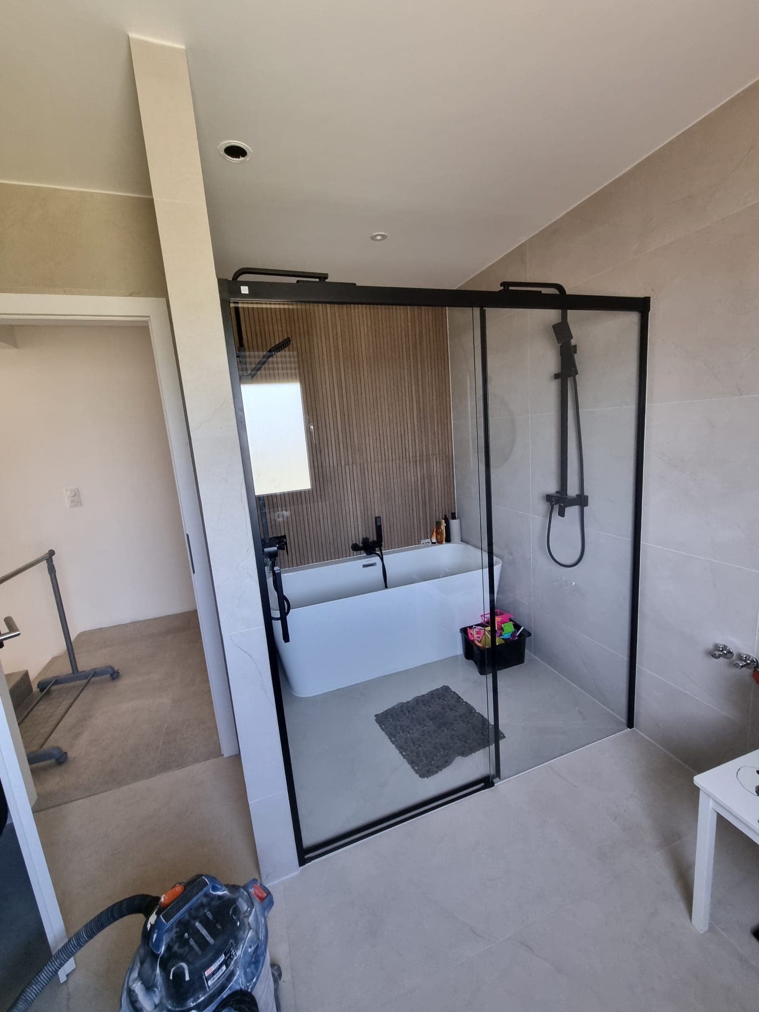 Douche à l'italienne et paroi à profilés noirs