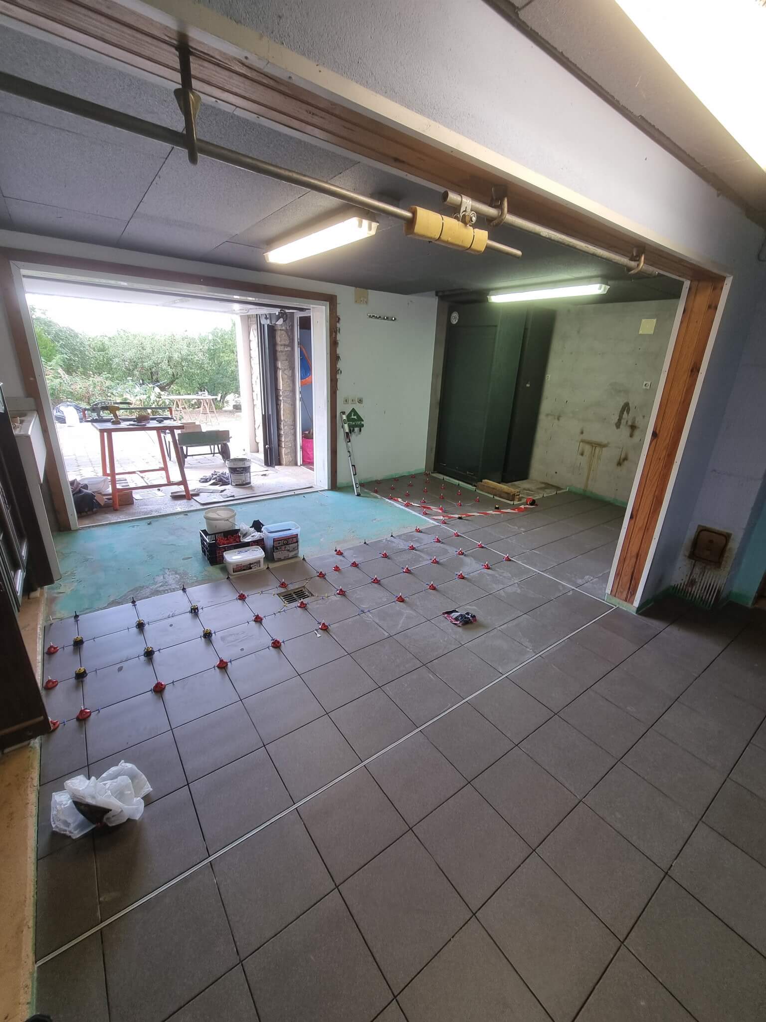 Pose du carrelage sur primaire d'accrochage, calepinage tiré au cordeau